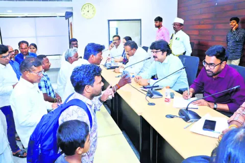 ఆలకించి.. పరిష్కారానికి హామీ ఇచ్చి 