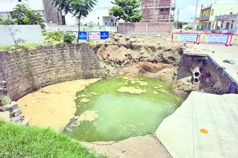 కుంగిన ‘బావి’ 