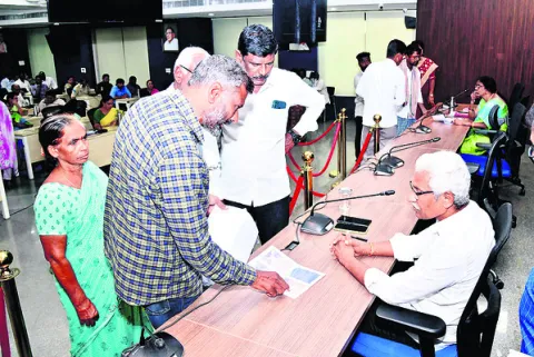 ఫిర్యాదులు పెండింగ్‌ ఉండొద్దు