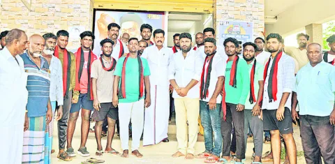 డీఎంకే వైపు యువత చూపు 
