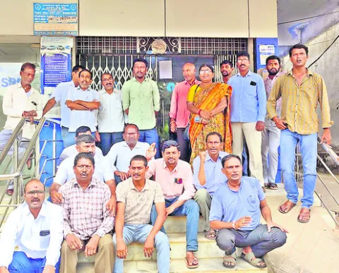 అప్పు చెల్లిస్తాం.. మా బంగారం ఇవ్వండి 