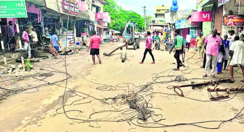 వాహనం ఢీకొని విరిగిన విద్యుత్‌ స్తంభం 