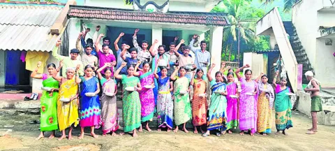 ఉపాధి కూలీల వేదన.. ఖాళీ కంచాలతో నిరసన 