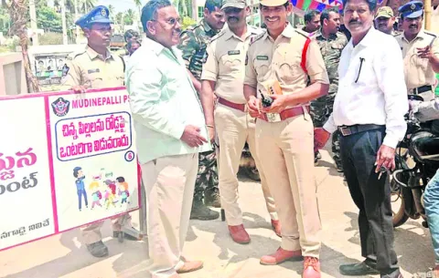 దళిత కుటుంబాలకు పరామర్శ 