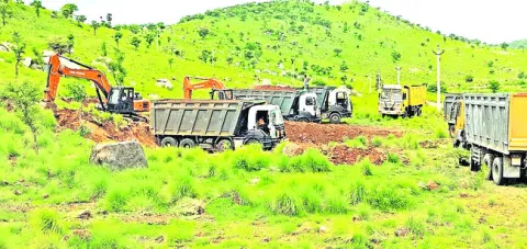 ఎర్రమట్టి..కొల్లగొట్టి! 
