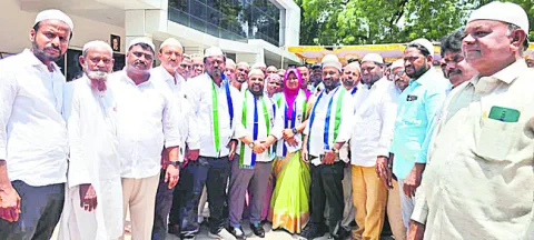 మైనార్టీలపై కూటమి ప్రభుత్వం కక్ష సాధింపు 