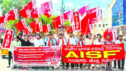 చెవిలో పూలు పెట్టుకుని వినూత్న నిరసన 