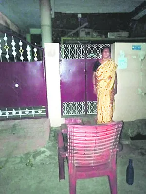 వృద్ధ మహిళను ఇంటి నుంచి గెంటేశారు 