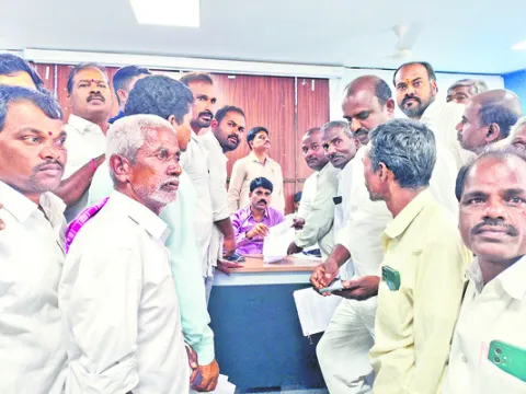 పట్టించుకోరు.. పరిష్కరించరు 
