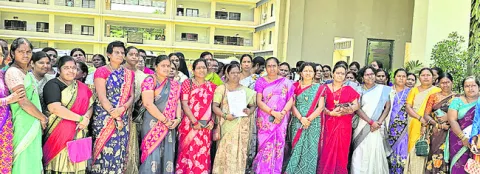   పీఆర్సీ అమలు చేయాలి
