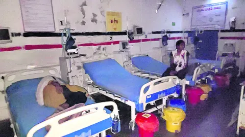 కరెంట్‌ లేక రోగులు విలవిల