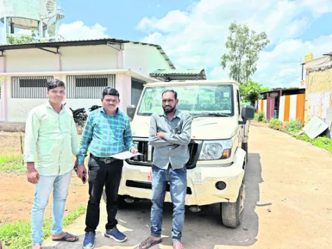 ఇసుక బొలెరో పట్టివేత
