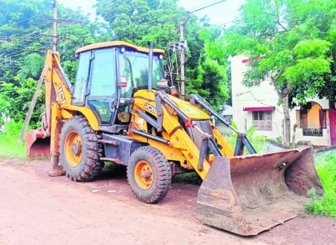 మట్టి అక్రమ తవ్వకాలను  అడ్డుకున్న పోలీసులు 
