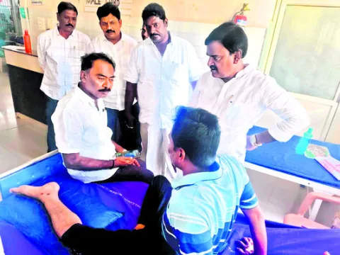 రోడ్డు ప్రమాదంలో సాక్షి టీవీ కరస్పాండెంట్‌కు గాయాలు