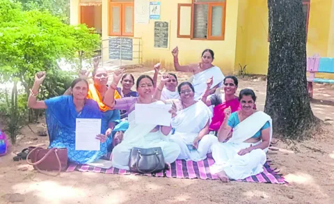 ఆన్‌లైన్‌ పనులు అప్పగించొద్దు 
