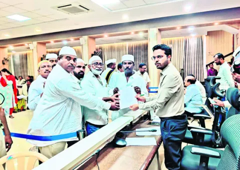 పెండింగ్‌ వేతనాలు                      తక్షణమే విడుదల చ