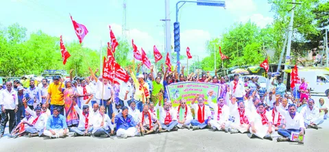 ట్రిపుల్‌ ఆర్‌ అలైన్‌మెంట్‌ మార్చాలి