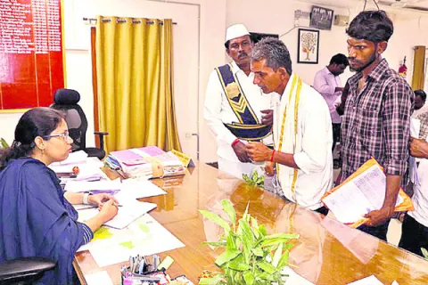అర్జీదారుల దరఖాస్తులు పరిష్కరించాలి