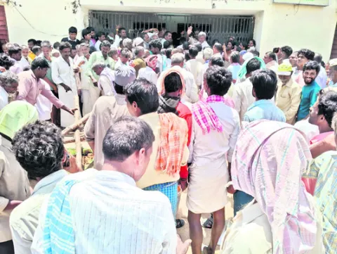 క్యూ కట్టి.. రోడ్డెక్కి...