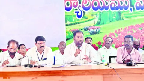 ఇందిరమ్మ ఇళ్ల పనుల్లో వేగం పెంచండి 