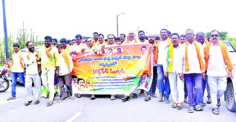 పంట నష్టపోయిన రైతులకు పరిహారం ఇవ్వాలి