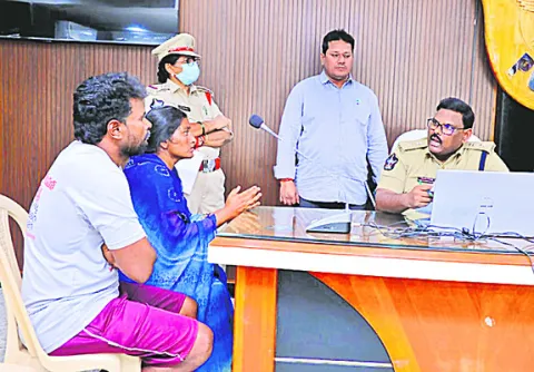 పీజీఆర్‌ఎస్‌ ఫిర్యాదులకు ప్రాధాన్యత 