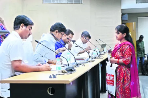 గ్రామ పాలనాధికారులకు పోస్టింగ్‌లు  