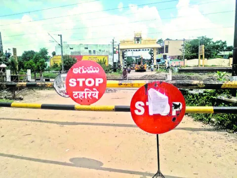 లెవల్‌ క్రాసింగ్‌ గేట్లకు మరమ్మతు 