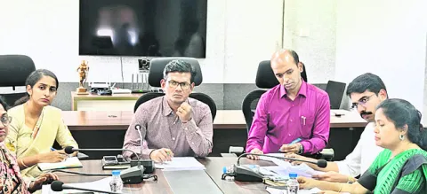 పెండింగ్‌ నిర్మాణ పనులపై నివేదికలు 