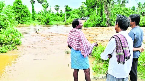 రత్నంపేట వంతెన పై వరద నీటి ఉధృతి