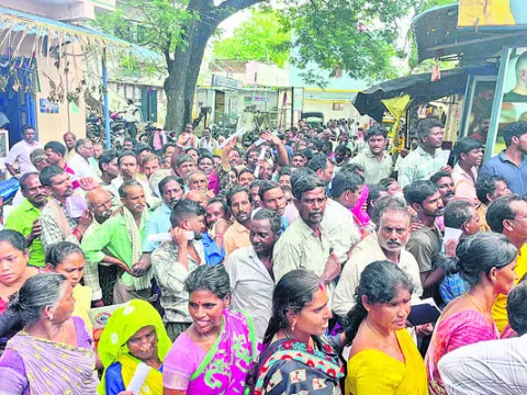   ఒక్క బస్తా ఇస్తే ఒట్టు.. 

