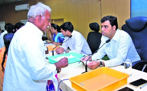 అర్జీల పరిష్కారంలో నిర్లక్ష్యం వద్దు