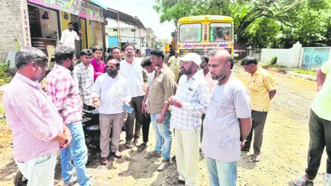 రోడ్డు విస్తరణ అడ్డగింత 