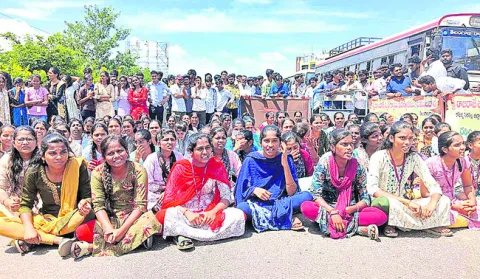 వసతులు లేక ఇబ్బంది పడుతున్నాం