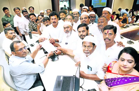 మైనారిటీలపై చిన్నచూపు