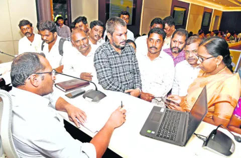 టౌన్‌ప్లానింగ్‌ అధికారిపై కలెక్టర్‌ ఆగ్రహం