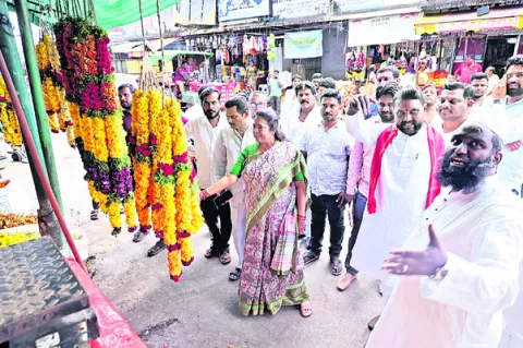 పూల వ్యర్థాలు డ్రెయినేజీలో వేయొద్దు