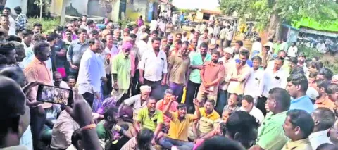 ఉప్పల్‌వాయిలో ఆందోళన
