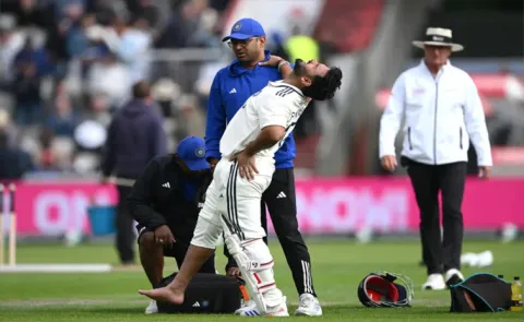 Pant return to India, meets specialist in Mumbai