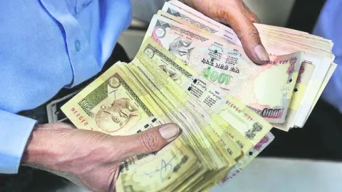 రూ.1.92 కోట్ల ‘పాత కరెన్సీ’ స్వాధీనం 