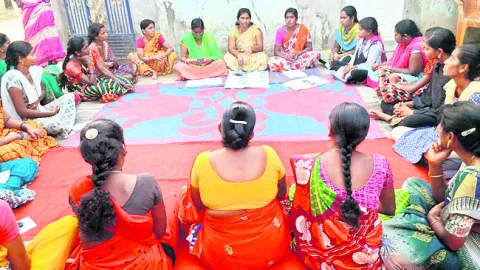 మహిళా సంఘాలకు అద్దె బస్సుల బాధ్యత