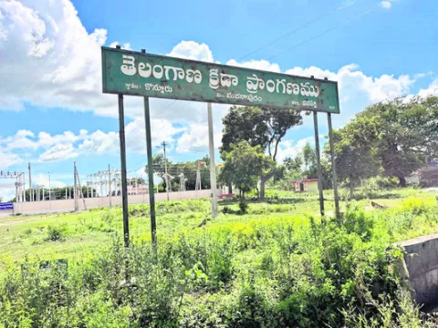 క్రీడా మైదానం.. నిరుపయోగం 