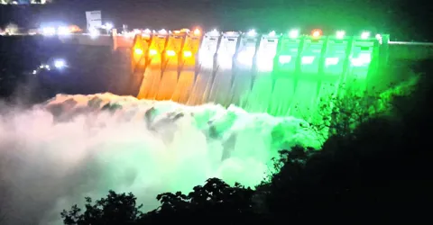 శ్రీశైలం ప్రాజెక్టుకు నిలకడగా వరద 