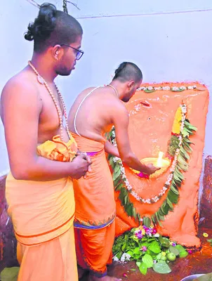ఆంజనేయస్వామికి ఆకుపూజ

