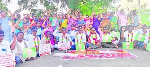 కళ్లకు గంతలు కట్టుకుని నిరసన
