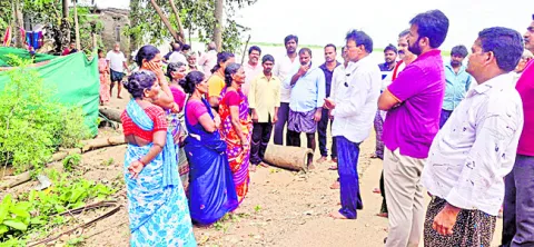 అవనిగడ్డలో స్థలాలు ఇచ్చి ఇళ్లు నిర్మించాలి