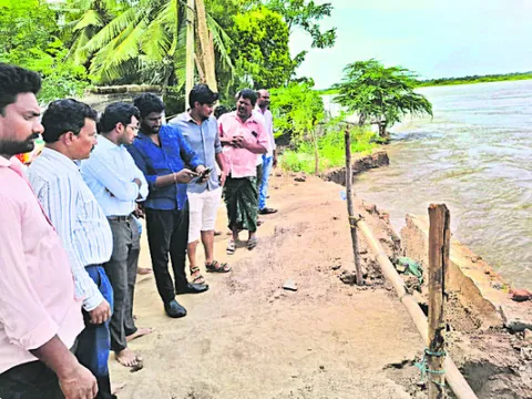 ఎడ్లంకలో పర్యటించిన జాయింట్‌ కలెక్టర్‌ 