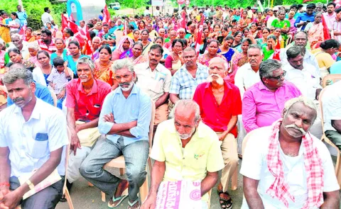 ఇంటి పట్టాలు కేటాయించాలని ఆందోళన 