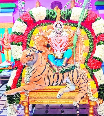 రాజరాజేశ్వరి అలంకరణలో కన్నికాపరమేశ్వరి 