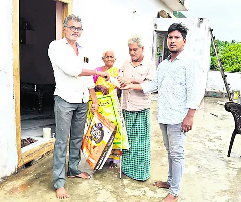 దివ్యాంగుడికి బియ్యం పంపిణీ 